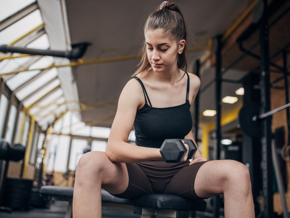 The Best 7 Day Gym Workout Plan with Free PDF A female is training for building muscle with a 7 day split workout