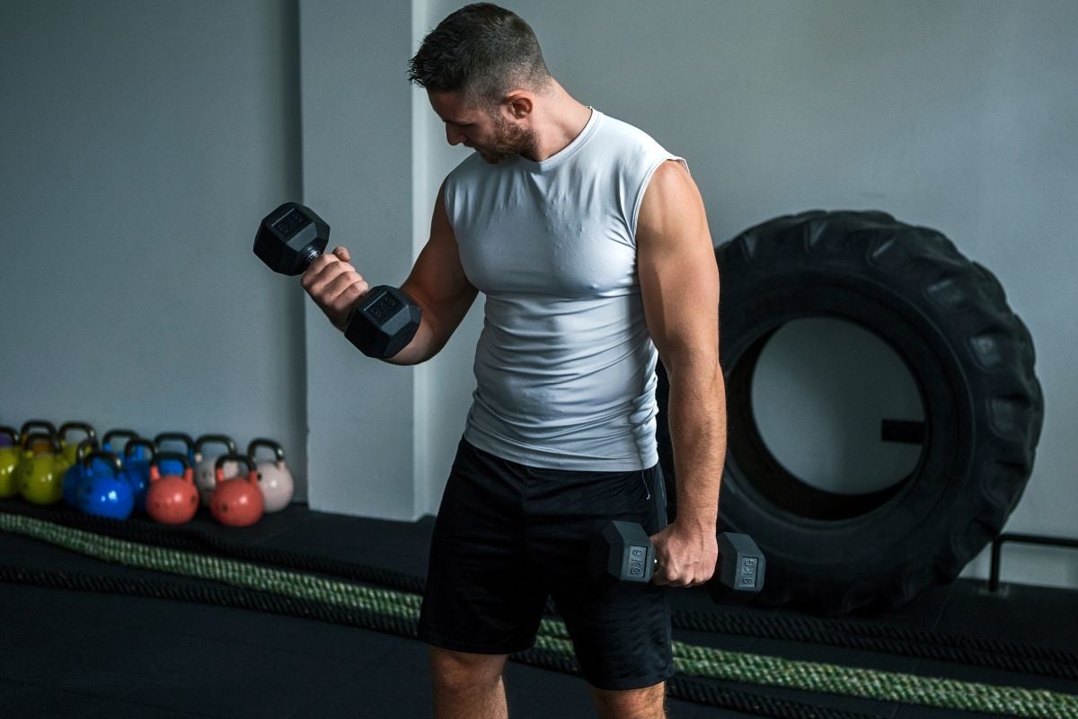 Back and Bicep Dumbbell Workout: 14 Best Exercises & Routine Alternating Dumbbell Bicep Curl