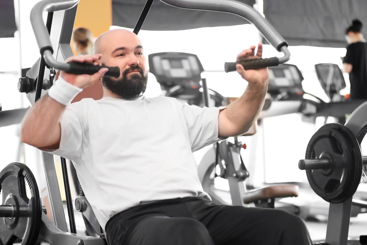 Gym Machine Chest Workout: 8 Best Exercises & Training Plan Hammer Strength Machine Chest Press for Strength and Mass