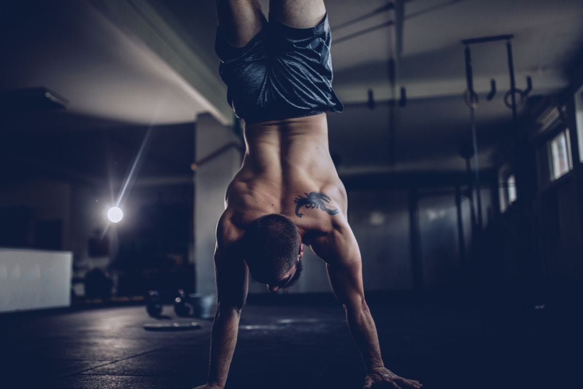 Handstand push-up, a shoulder calisthenics workout