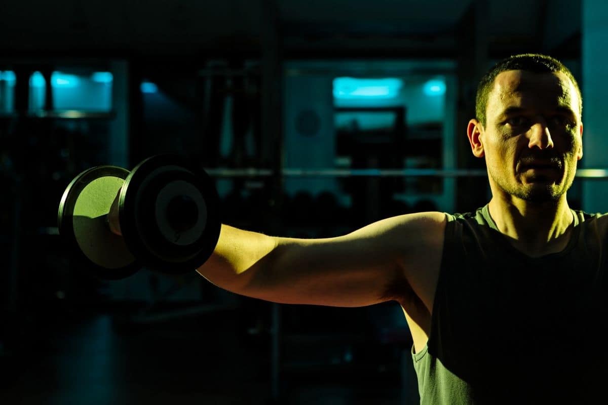 Shoulder exercise with one dumbbell 