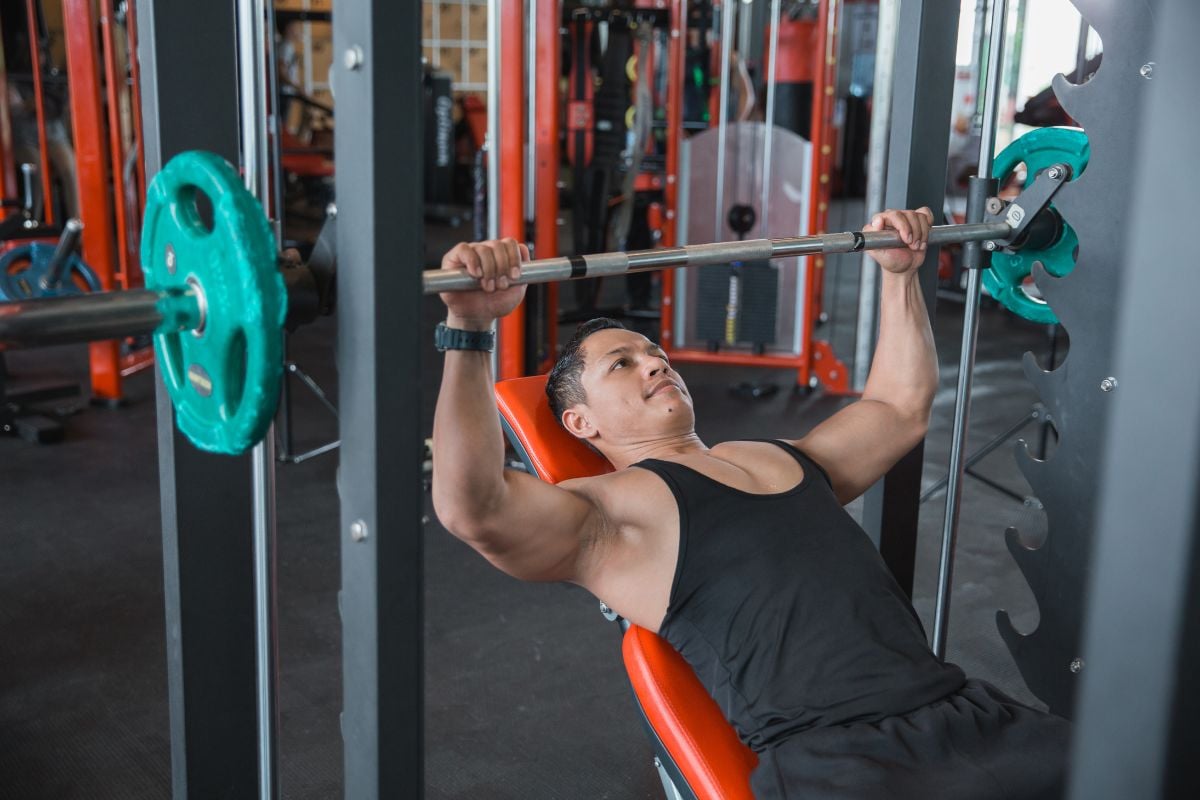 Gym Machine Chest Workout: 8 Best Exercises & Training Plan Smith Bench Bench Press Exercise for Chest Training
